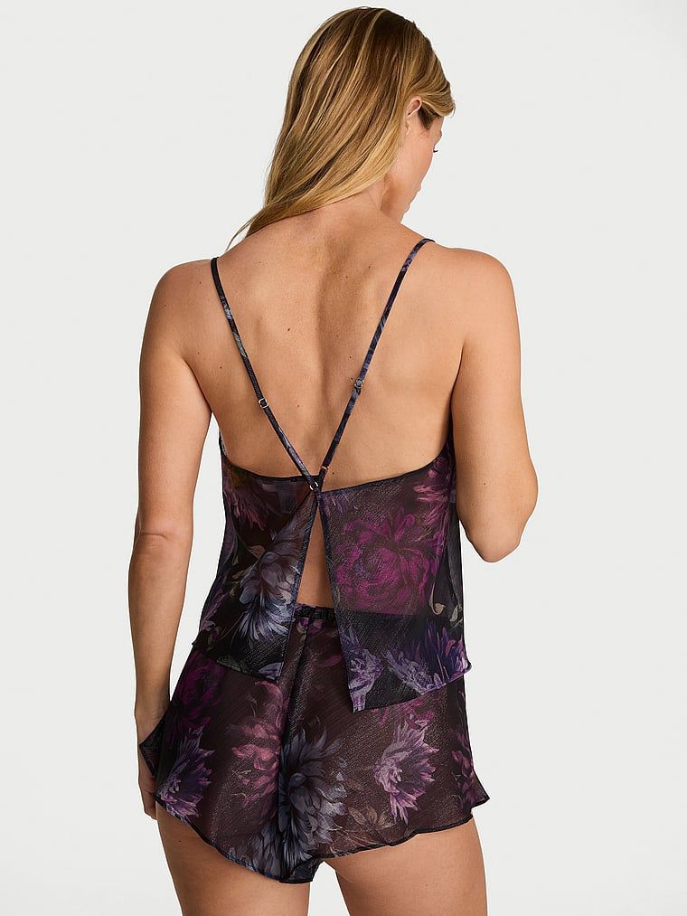 Šifonski set - top i kratke hlače Midnight Dalias. Proizvod je cvjetne boje i dolazi iz Victoria's Secret kolekcije.
