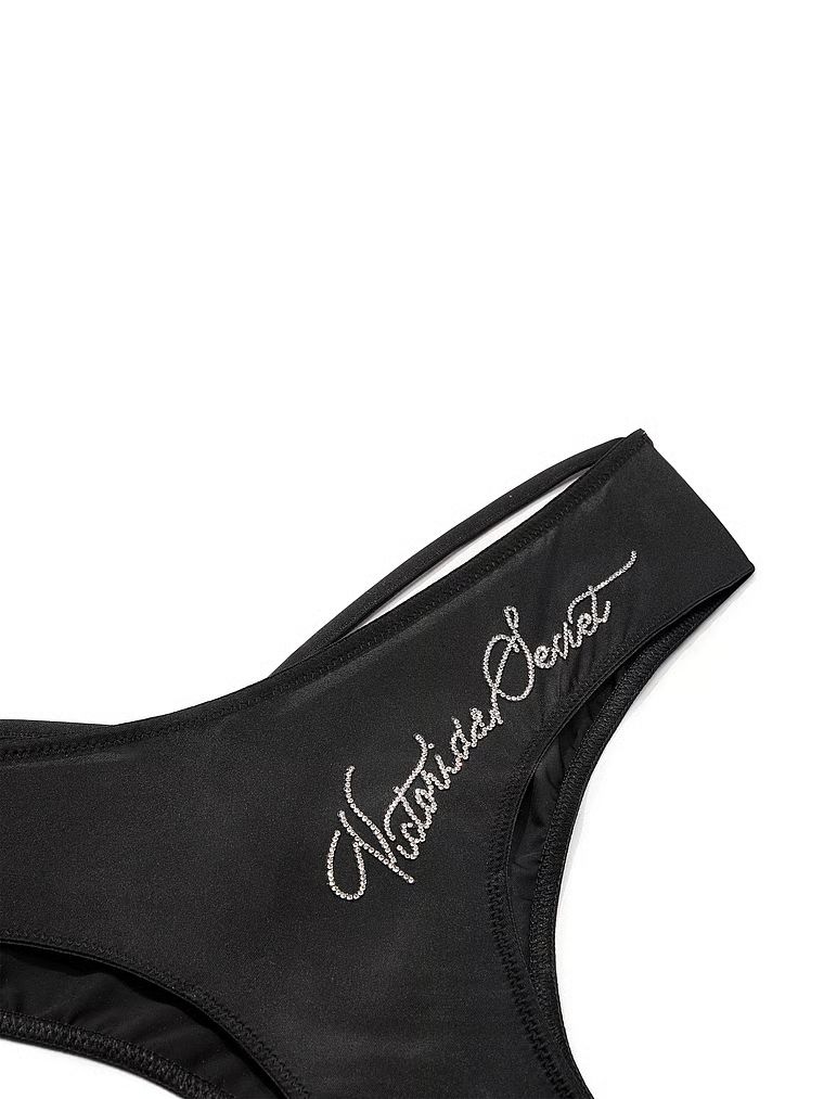 Gaćice s jedinstvenim leđima i Shine Script Cheeky slovima. Proizvod je crne boje i dolazi iz kolekcije Very Sexy.