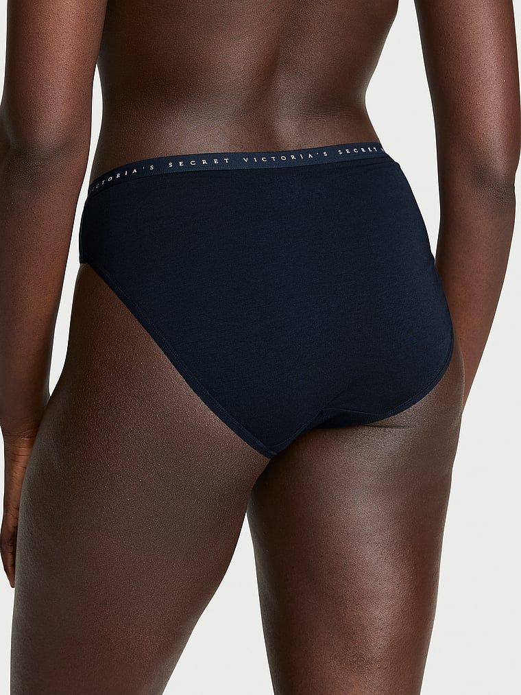 Pamučne gaćice s visokim izrezom na nogavice. Proizvod je plave boje i dolazi iz Victoria's Secret kolekcije.