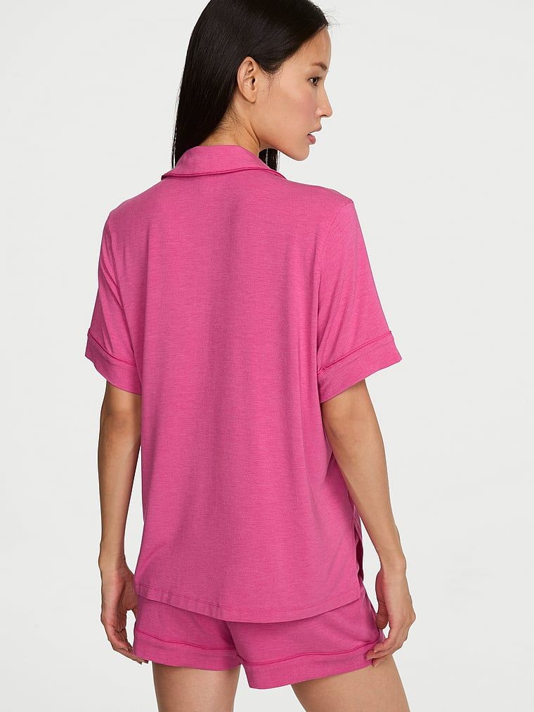 Modalne pidžame sa SoSoft kratkim hlačama. Proizvod je ružičaste boje i dolazi iz Victoria's Secret kolekcije.