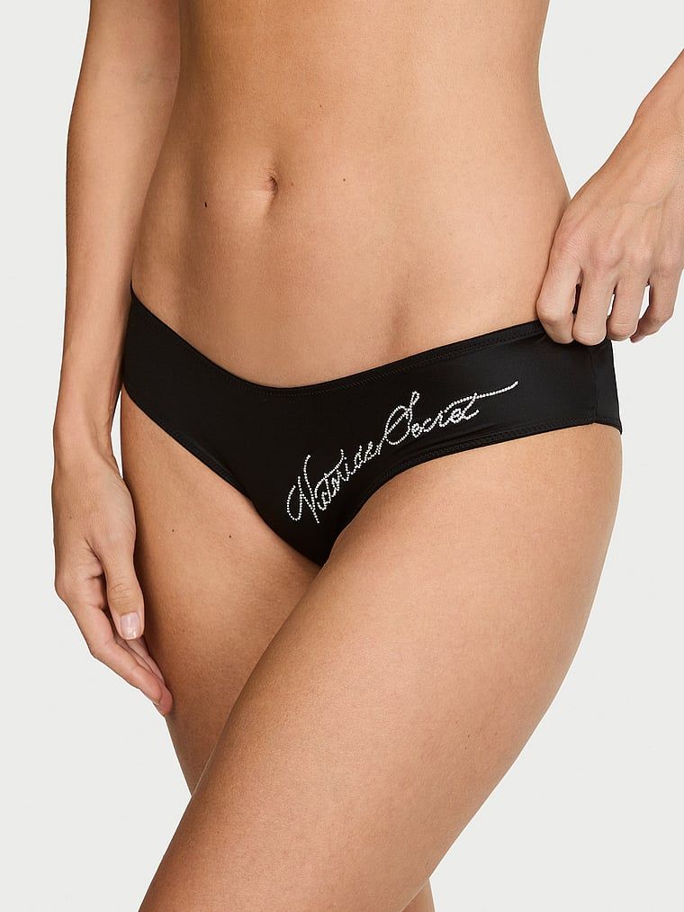 Gaćice s jedinstvenim leđima i Shine Script Cheeky slovima. Proizvod je crne boje i dolazi iz kolekcije Very Sexy.