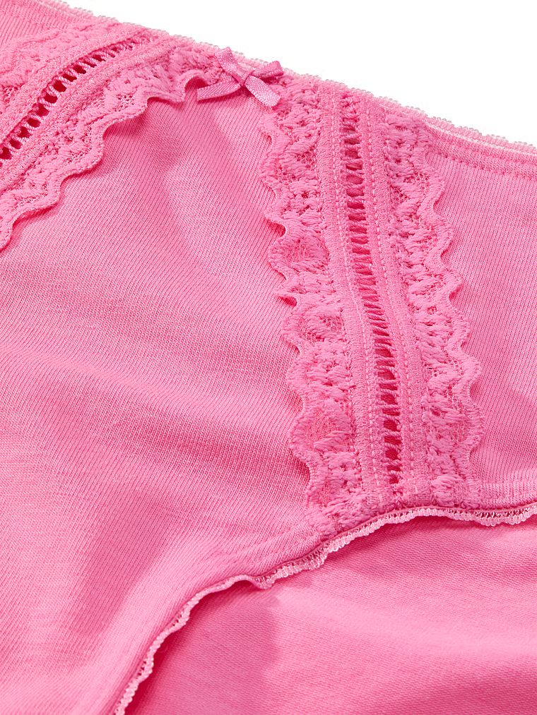 Pamučne gaćice s čipkastim Hiphugger umetcima. Proizvod je ružičaste boje i dolazi iz Victoria's Secret kolekcije.