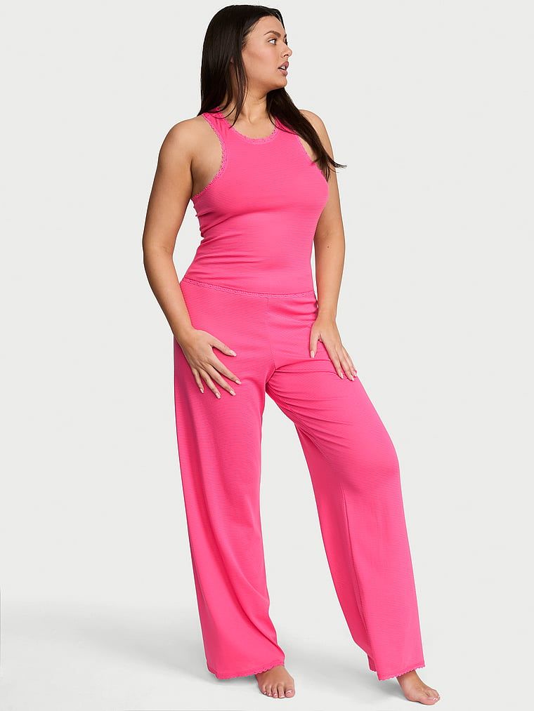 Pamučni set za spavanje - gornji dio i hlače Shadow Stripe. Proizvod je ružičaste boje i dolazi iz Victoria's Secret kolekcije.