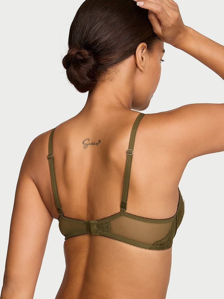 Push-up grudnjak s duboko izrezanim čipkastim umetcima. Proizvod je zelene boje i dolazi iz kolekcije Very Sexy.