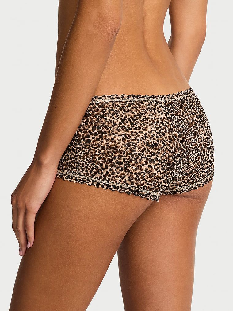Čipkaste kratke hlače, kratke hlače s niskim strukom Boyshorts. Proizvod ima uzorkovane boje i dolazi iz Lacie kolekcije.
