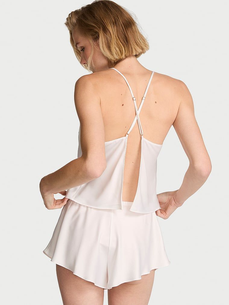 Satenski set za spavanje sa satenskim stolom na kamice. Proizvod je bijele boje i dolazi iz Victoria's Secret kolekcije.