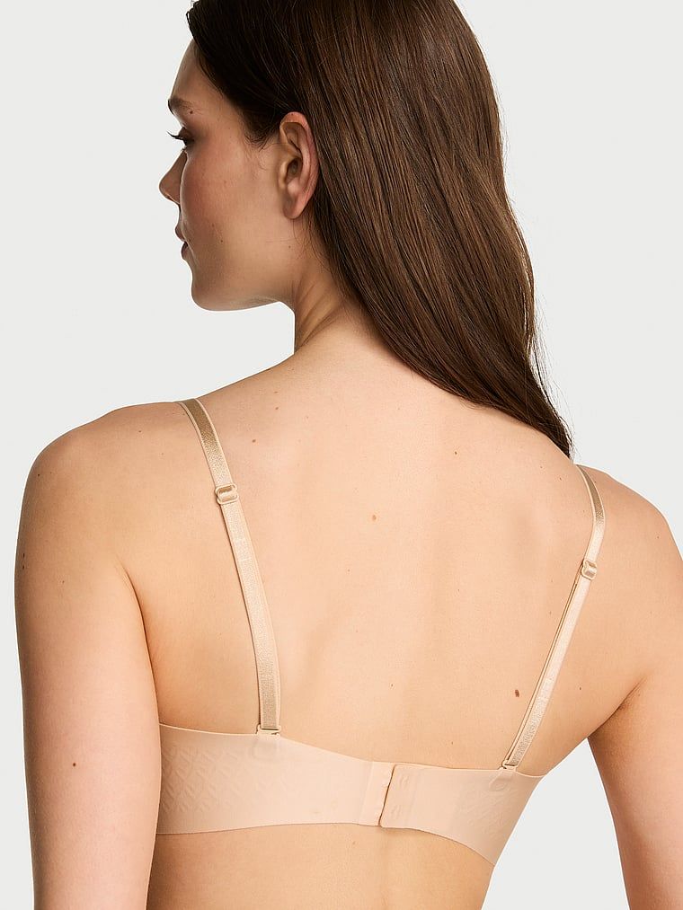 Grudnjak bez naramenica s blago podstavljenim naramenicama. Proizvod je bež boje i dolazi iz kolekcije Invisible by Victoria's Secret.