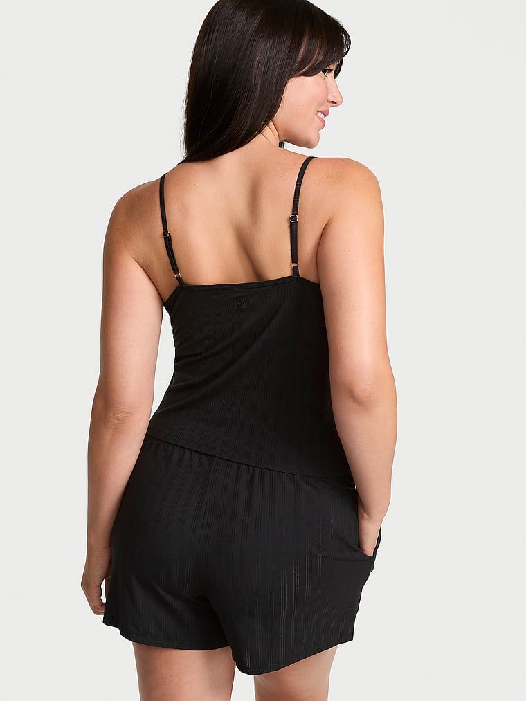 Modalni set za spavanje - top s naramenicama i SoSoft kratke hlače. Proizvod je crn i dolazi iz Victoria's Secret kolekcije.